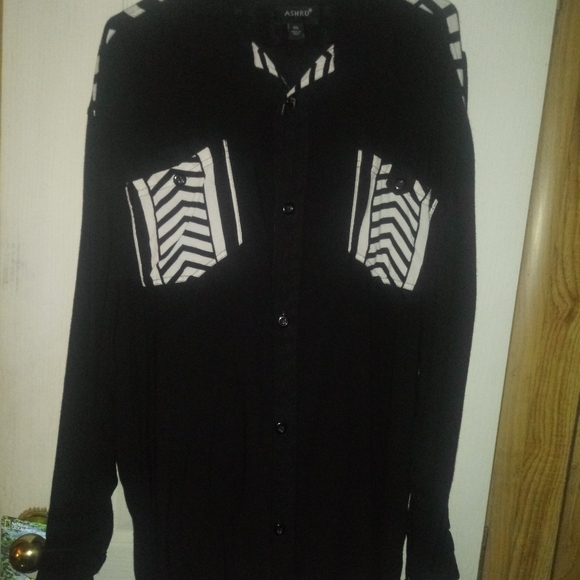 Button up shirt - Picture 1 of 8